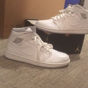 Jordan 1 mid